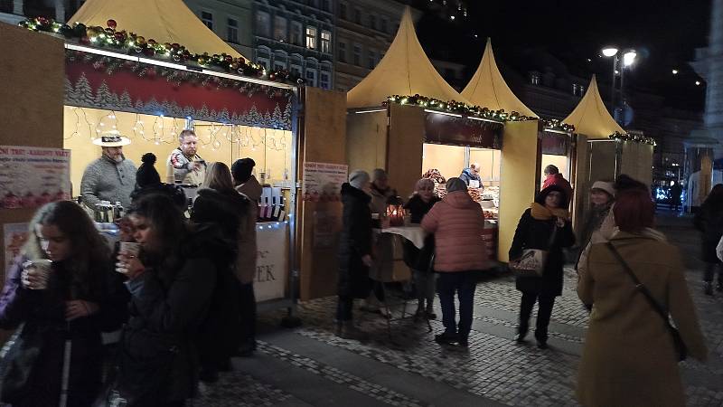 Letošní vánoční trhy v Karlových Varech spojuje opět s hotelem Thermalem světelná promenáda.