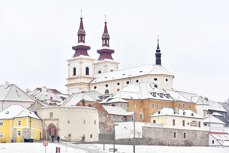 Čtvrtý díl z celkových dvaceti má za sebou 20. ročník Zimního běžeckého poháru Kadaň. Tentokrát přišla na řadu Rašovická lávka, kdy běžci museli zdolávat 13.340 metrů dlouhou trasu.