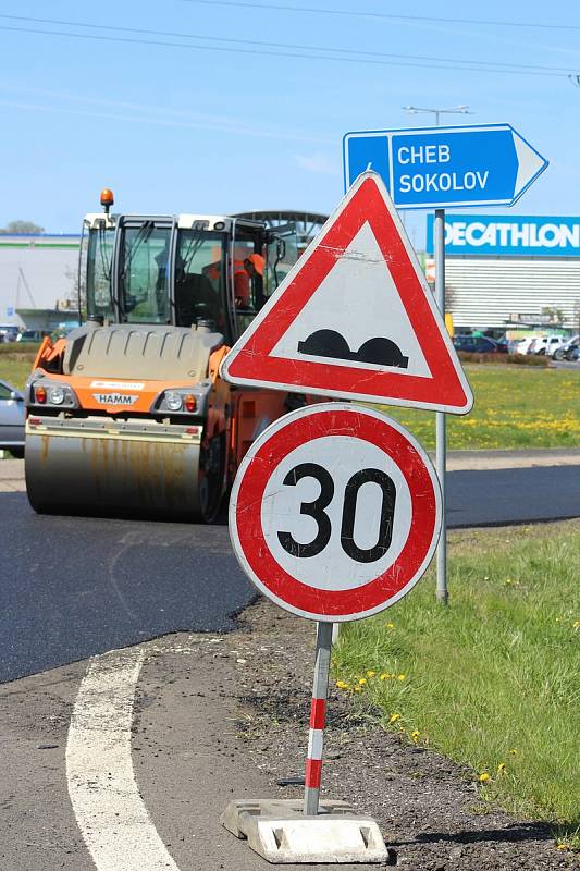 Na tento víkend naplánovali silničáři opravu okružní křižovatky v Jenišově. Provoz je zde výrazně zpomalen.