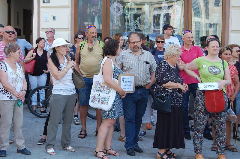 DEMISI, DEMISI! znělo v úterý opět z karlovarské Zeyerovy ulice. Lidé zde přišli demonstrovat proti vládě Andreje Babiše, požadovali demisi jeho i ministryně spravedlnosti Marie Benešové.