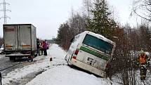 Převrácený autobus, během sněhové kalamity 