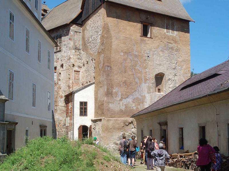 BEČOVSKÝ HRAD, kde byl před 30 lety relikviář svatého Maura nalezen. Tato část památkového areálu prozatím není pro veřejnost běžně přístupná. Relikviář je zatím uložen v zámku. V budoucnu by se ale měl přemístit právě do nové expozice v hradu. 