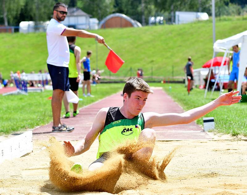 Atletická bitva tří krajů. Tu hostily o víkendu v rámci 1. kola OMD dorostu a juniorů Karlovarského, Plzeňského a Jihočeského kraje Karlovy Vary.