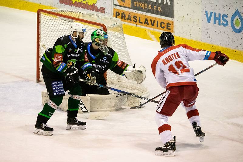 Hokejisté Olomouce (v bílém) porazili Karlovy Vary 2:1 po prodloužení.