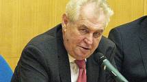 Prezident republiky Miloš Zeman přijíždí s manželkou Ivanou na návštěvu kraje.