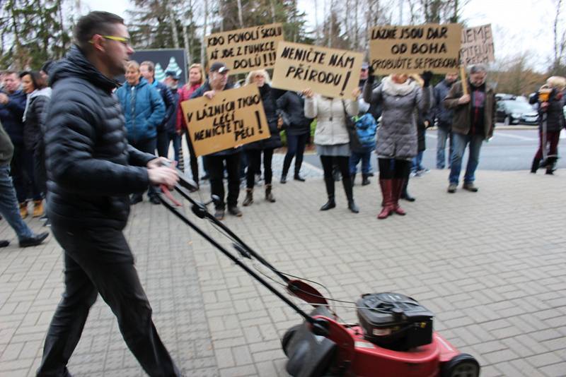 Protestní akce u karlovarského letiště.