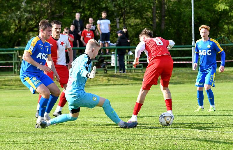 V souboji třetiligových týmů uspěla karlovarská Slavia, která porazila Teplice B 2:0.