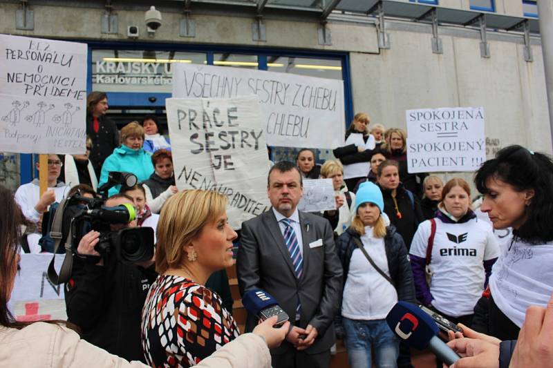 Zdravotní sestry protestovaly před jednáním krajského zastupitelstva Karlovarského kraje proti nízkým platům.