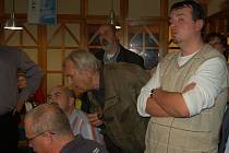 Starosta Ostrova Jan Bureš (vpravo) sledoval krajské volby ve volebním štábu ODS. Ani on nebyl z výsledků vůbec nadšen.