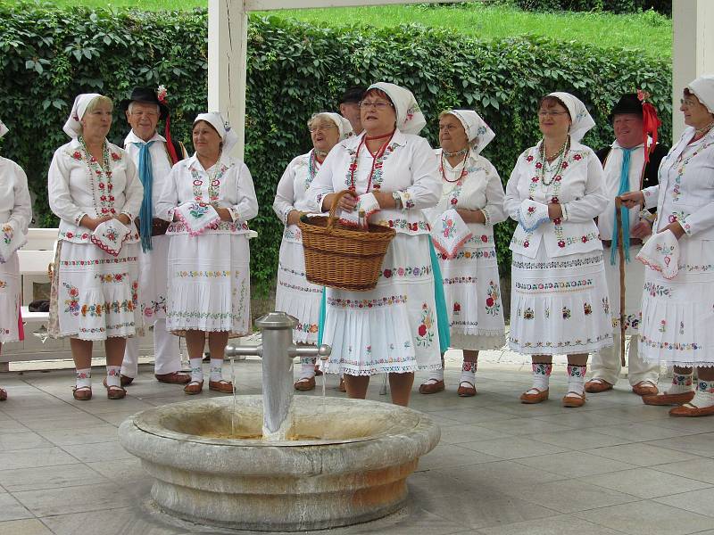 Roztančený folklorní festival a porcelánové slavnosti.