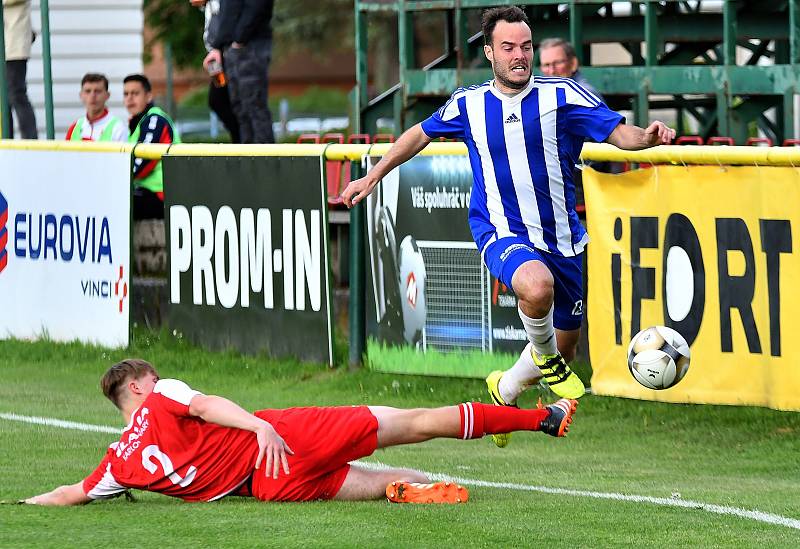 Dva body vyválčila ve vloženém 34. kole Fortuna ČFL na dvorském stadionu Slavia, která nejdříve uhrála s Převýšovem nerozhodný výsledek 1:1 a poté k tomu přidala druhý, bonusový bod z rozstřelu.