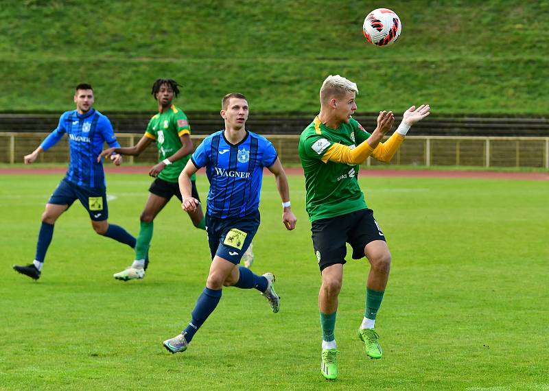 Fotbalisté Sokolova museli skousnout porážku 0:1 od Domažlic, kterou Chodům zařídil parádní trefou Jan zajíček.