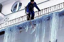 Obří rampouchy vyčarovala zima v současnosti na nejednom domě. Jsou ale velkou hrozbou pro lidi procházející pod nimi. Dostat kusem ledu po hlavě, to by nedopadlo dobře. I proto je včera odstraňovali například na hotelu Radium Palace v Jáchymově.
