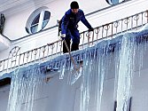 Obří rampouchy vyčarovala zima v současnosti na nejednom domě. Jsou ale velkou hrozbou pro lidi procházející pod nimi. Dostat kusem ledu po hlavě, to by nedopadlo dobře. I proto je včera odstraňovali například na hotelu Radium Palace v Jáchymově.