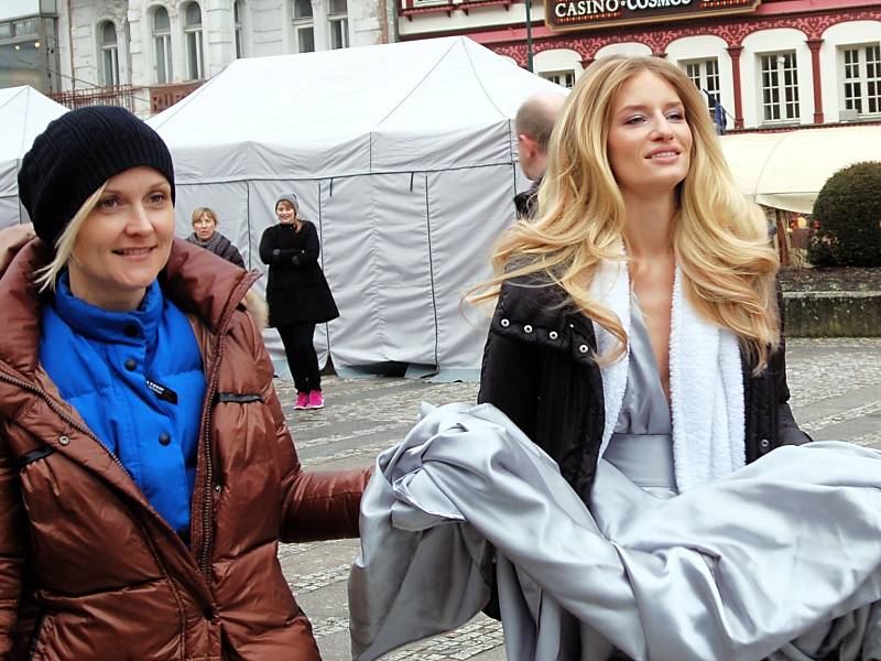 Topmodelka Linda Vojtová natáčela na karlovarské Mlýnské kolonádě nový reklamní spot.