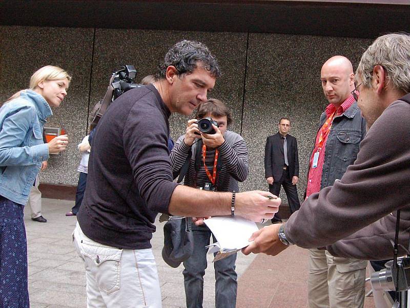 Antonio Banderas před tiskovou konferencí v hotelu Thermal na 44. MFF Karlovy Vary.