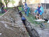 Už v loňském roce začali členové sdružení pro záchranu kostela pracovat na dešťové kanalizaci. Letos budou práce pokračovat.