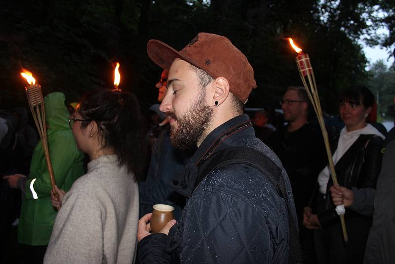 I když počasí noční prohlídce na Horním hradě vůbec nepřálo, lidé se výborně bavili.