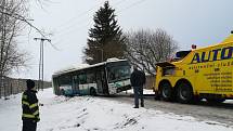 Havárie autobusu linkové dopravy v Ostrově na Karlovarsku.