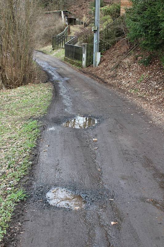 Aby se vlastníci chat v Tašovicích dostali na své pozemky, musí projíždět přes výtluky. Jinou alternativu nemají.