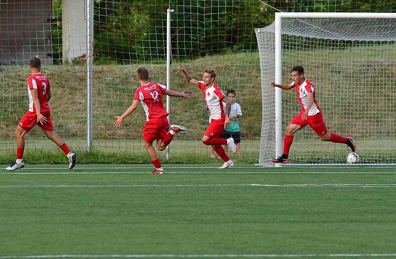 Karlovarská Slavia udělala za jarní částí Fortuna ČFL vítěznou tečku, když v derby porazila Baník Sokolov 5:1.