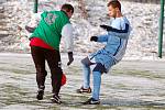 V zahajovacím utkání Zimního poháru Tj Vojkovice pokořili fotbalisté Bečova (v modrém) Vojkovice 5:4. 