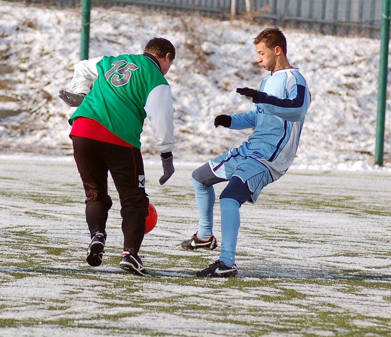 V zahajovacím utkání Zimního poháru Tj Vojkovice pokořili fotbalisté Bečova (v modrém) Vojkovice 5:4. 