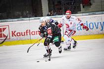 Na vítězství nad Pardubicemi nedokázali hokejisté v souboji s Třincem navázat, prohráli 2:5.
