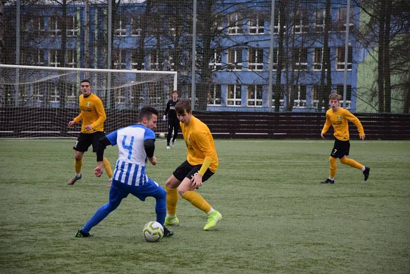 Baníkovci (ve žlutém) sahali v souboji s divizním Ostrovem po senzaci, nakonec prohráli dobře rozehraný duel těsně 2:3.