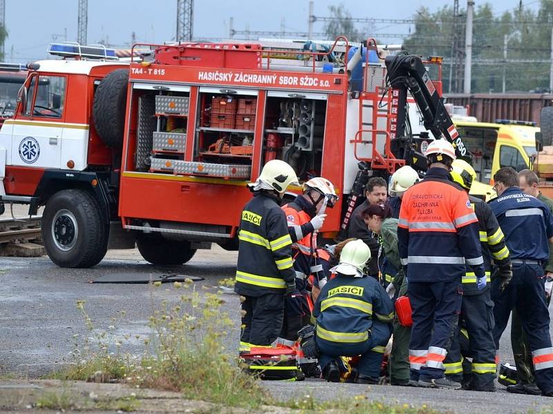 Jeřáb se převrátil při překládání kolejí na chebském nádraží.