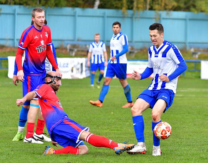 Důležité vítězství si připsala před svými fanoušky karlovarská Lokomotiva, která v derby porazila Novou Roli vysoko 6:2.