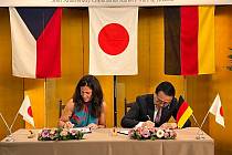 Primátorka Andrea Pfeffer Ferklová a starosta Kusatsu Nobutada Kuroiwa podepsali deklaraci