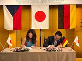 Primátorka Andrea Pfeffer Ferklová a starosta Kusatsu Nobutada Kuroiwa podepsali deklaraci