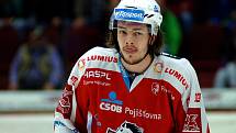 Hokejisté HC Energie (v bílém) podlehli Dynamu Pardubice a reálně jsou ohroženi sestupem.