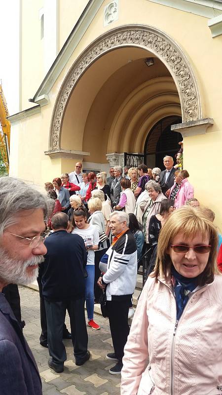 Kostel Povýšení svatého Kříže v karlovarských Rybářích může od soboty opět zvonit.