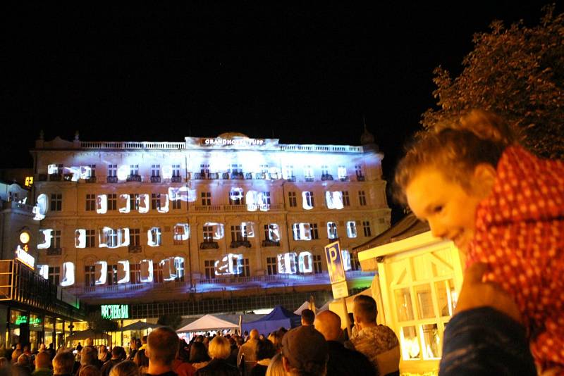 Festival světla VaryZáří, letos na počet 100. výročí vzniku státu.