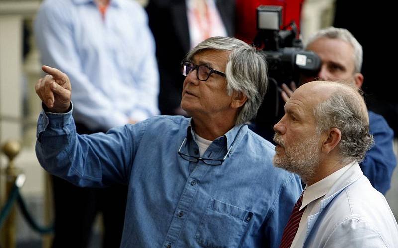 Ředitel festivalu Jiří Bartoška přivítal amerického režiséra a herce Johna Malkoviche (vpravo) 8. července při 44. ročníku Mezinárodního filmového festivalu.