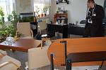 Převrácený stůl, povalené židle a rozházené papíry… Tak vypadala kancelář vedoucího odboru životního prostředí karlovarského magistrátu po brutálním útoku.