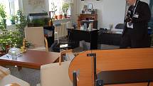 Převrácený stůl, povalené židle a rozházené papíry… Tak vypadala kancelář vedoucího odboru životního prostředí karlovarského magistrátu po brutálním útoku.