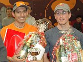 Před rokem, a stejně tak na Nový rok 2007 se o vítězství na silnici z Doubí do Svatošských skal poprali z roka na rok se lepšící Peruánec Vladimir Escajadillo (vlevo) a rodák z Chodova Honza Kubíček. Úspěšnější byl v obou případech Peruánec.