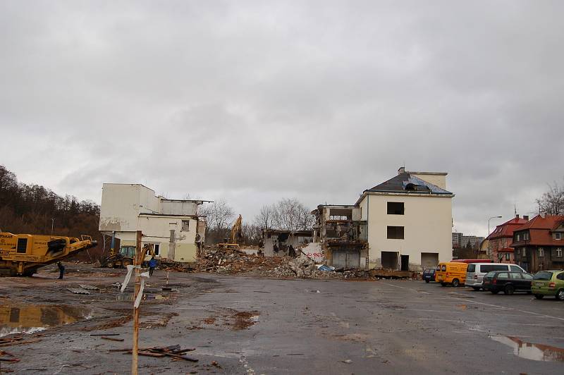 Už ne všichni si pamatují, jak původně vypadal Čertův ostrov, kde dnes stojí Lidl. Ještě před 13 lety zde stála Karlovarská mlékárna. Její demolice začala v prosinci roku 2007.