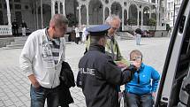 Policisté se důkladně připravili se 52. ročník Mezinárodního filmového festivalu. Letos je posílen výkon služby, a to jak uniformovaných policistů, tak také policistů v civilu.