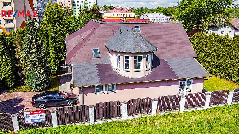Interiéry i tohoto domu v karlovarské Konečné ulici jsou velice zajímavé. Dům nabízí Remax za 9,99 milionu korun.