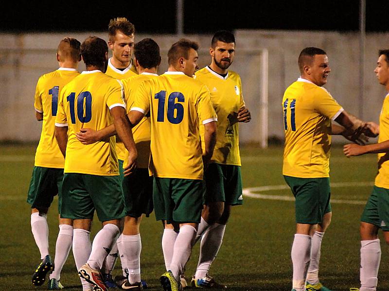 Fotbalisté FC Cheb (v černo-červeném) porazili až po pokutových kopech Františkovy Lázně 2:1.