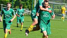 Ostrovský FK (v modrém) si připsal na účet velmi cennou výhru, když v derby pokořil karlovarský 1.FC (v zeleném) v poměru 3:2.