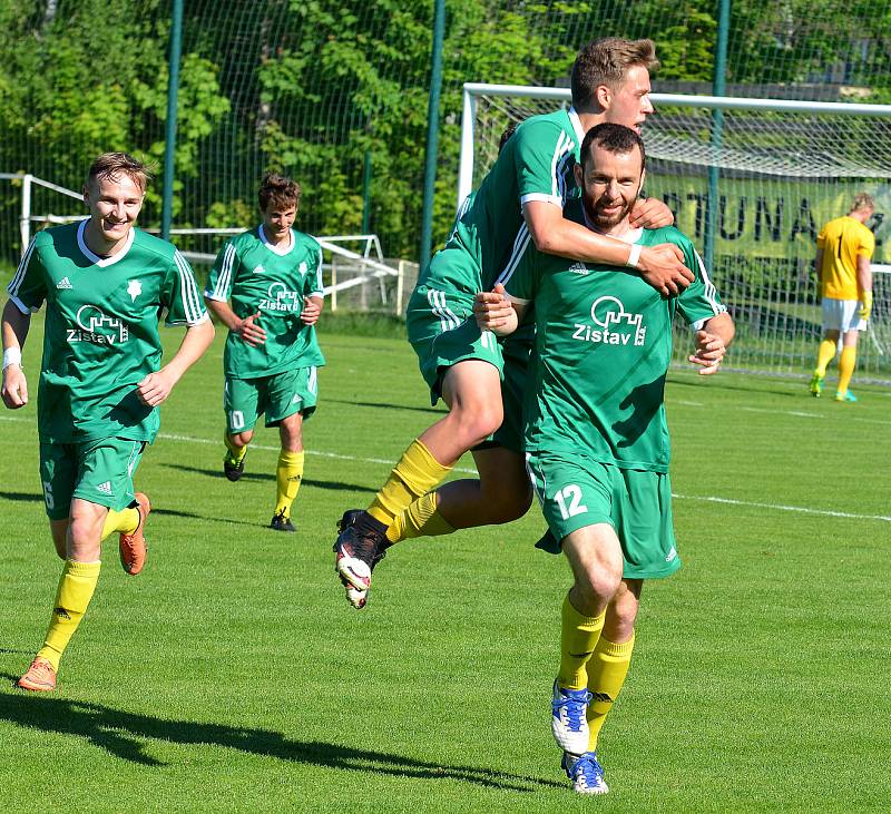 Ostrovský FK (v modrém) si připsal na účet velmi cennou výhru, když v derby pokořil karlovarský 1.FC (v zeleném) v poměru 3:2.