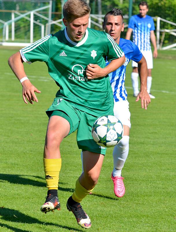 Ostrovský FK (v modrém) si připsal na účet velmi cennou výhru, když v derby pokořil karlovarský 1.FC (v zeleném) v poměru 3:2.