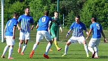 Ostrovský FK (v modrém) si připsal na účet velmi cennou výhru, když v derby pokořil karlovarský 1.FC (v zeleném) v poměru 3:2.