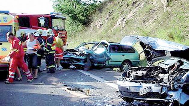 Při nehodě tří automobilů se zranilo devět lidí.