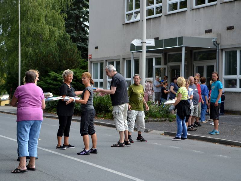 Knihovna byla před měsícem přestěhována pomocí lidského řetězu